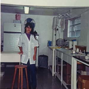Profissional de jaleco no primeiro laboratório do Damiani Koerich, em foto antiga